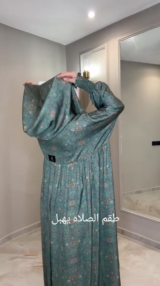 عبايه نص بشت كسرات من للخلف امان سحاب نص والباقي مقفله