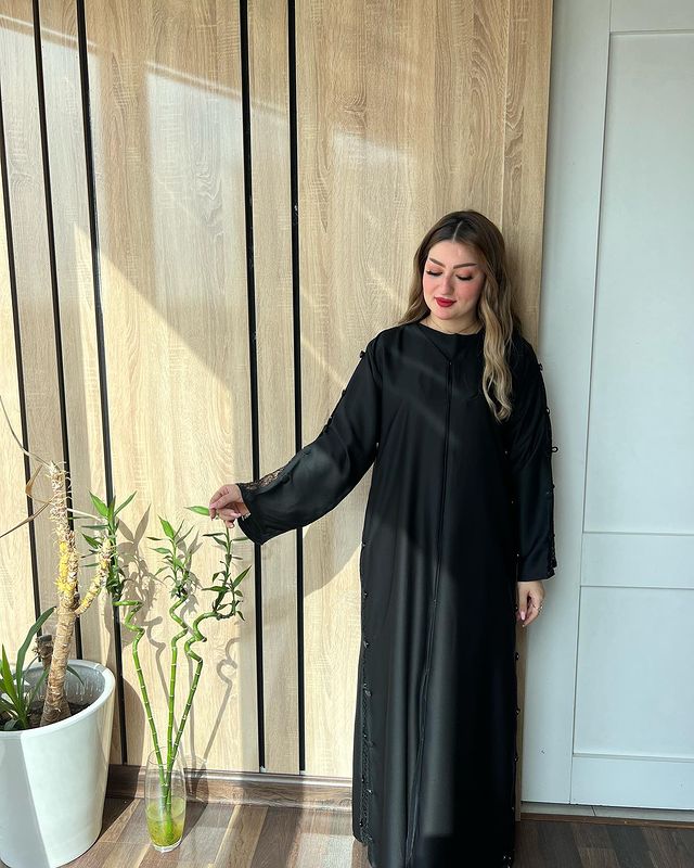 عباية امارتي طقطق امام تطريز كم تحت دنتيل