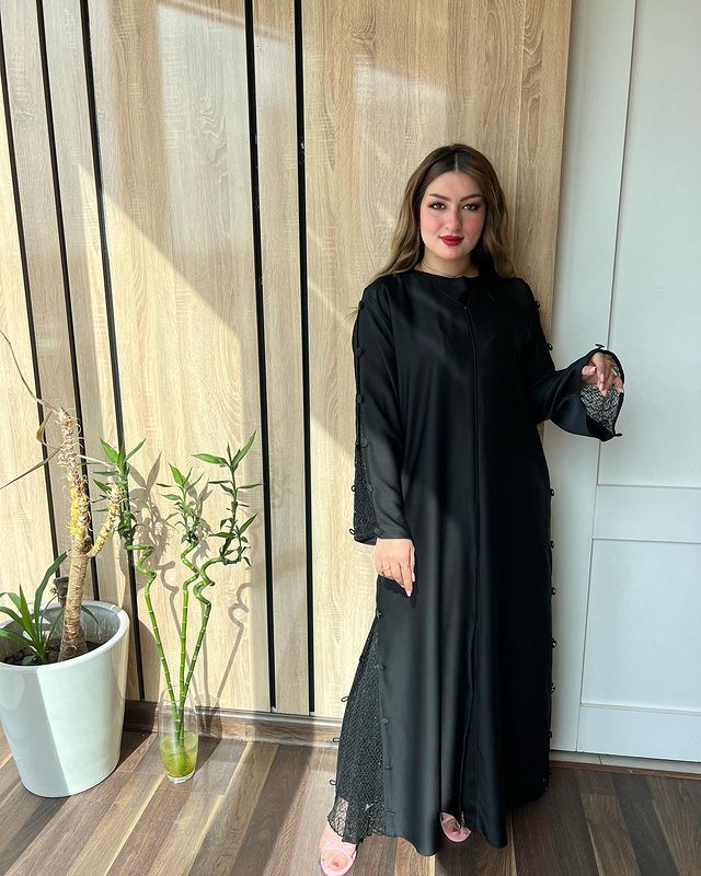 عباية امارتي طقطق امام تطريز كم تحت دنتيل