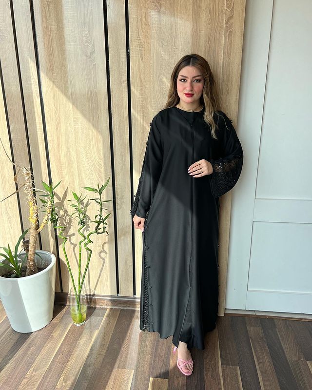 WhatsApp Image 2025-01-25 at 10.43.08 عباية امارتي طقطق امام تطريز كم تحت دنتيل