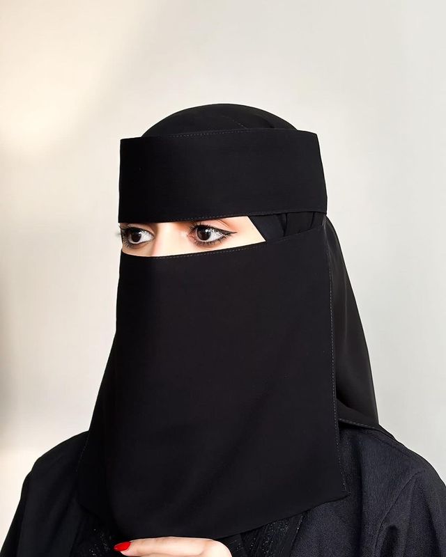 نقاب وسط مطاط