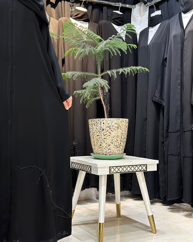 عبايه ملكيه نص كلوش تطريز تحت يدوي شك