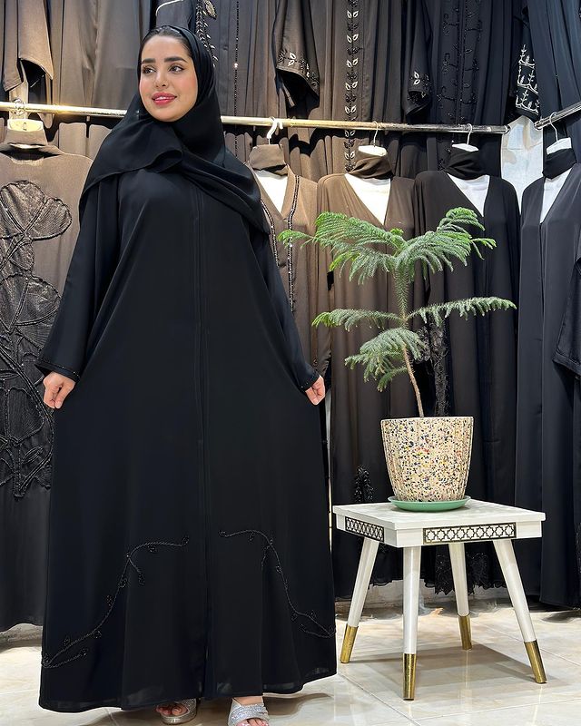 WhatsApp Image 2025-01-25 at 11.21.14 عبايه ملكيه نص كلوش تطريز تحت يدوي شك