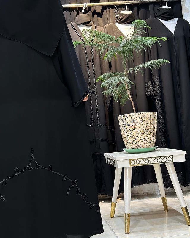 عبايه ملكيه نص كلوش تطريز تحت يدوي شك