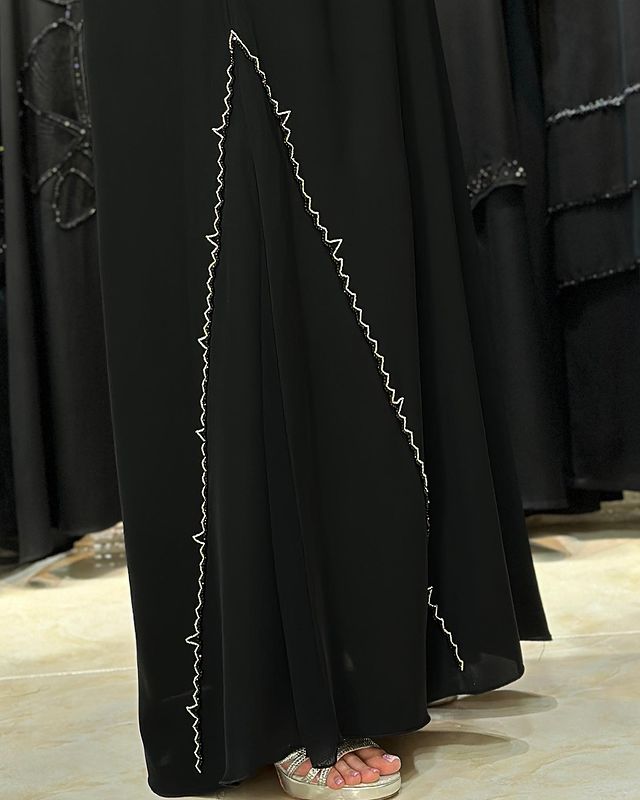 عبايه ملكي نص كلوش تطريز فضي يدوي شك