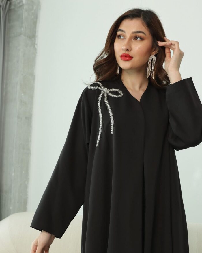 عبايه العيد لف أنيقه في اللبس تطريز فيونكه كتف كم ساده