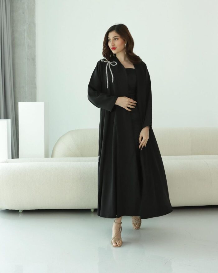 عبايه العيد لف أنيقه في اللبس تطريز فيونكه كتف كم ساده