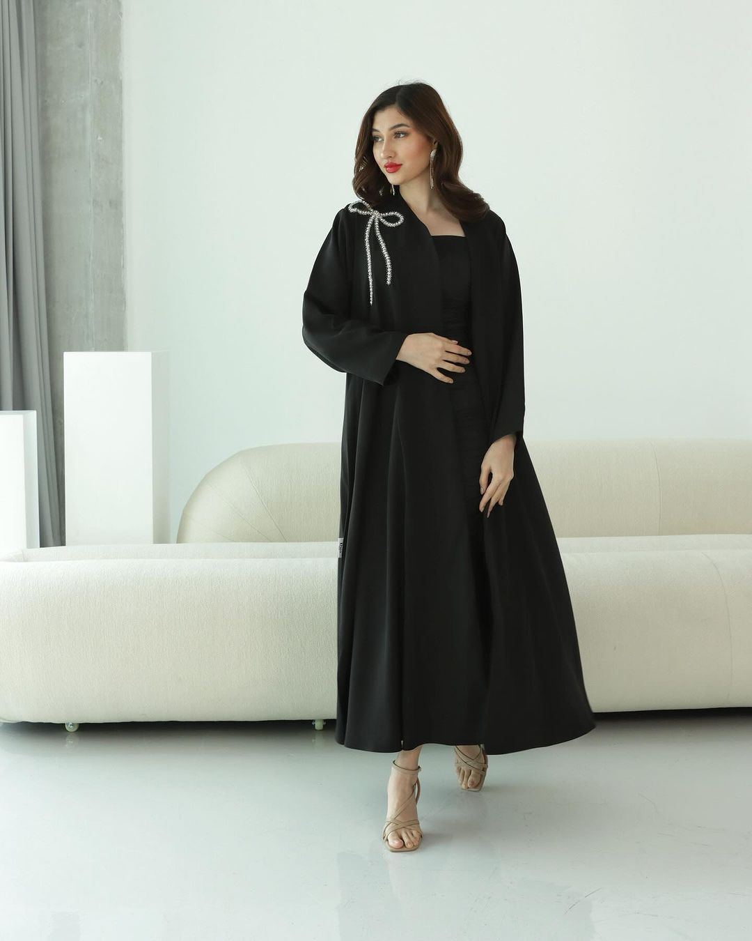 عبايه العيد لف أنيقه في اللبس تطريز فيونكه كتف كم ساده