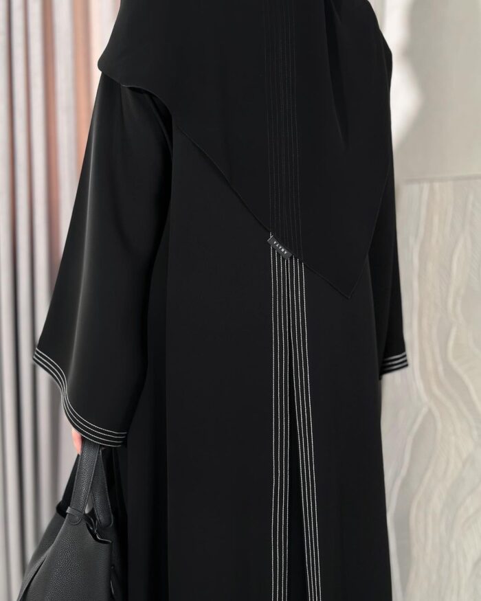 عبايه ملكي كلوش أنيقه للطلعه دقه خيط فضي