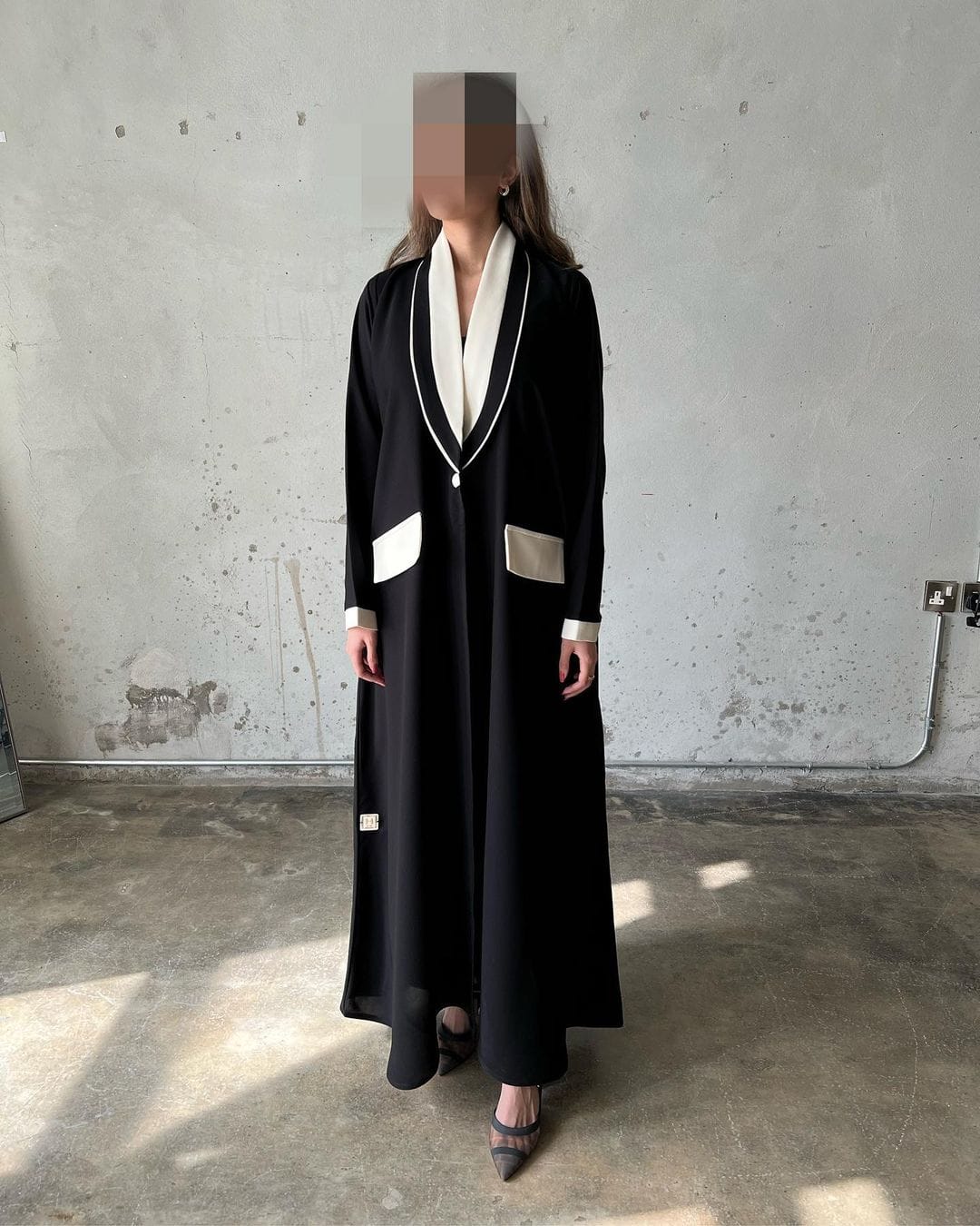 عبايه ملكي أنيقه للطلعه تحديد ابيض لف كم عادي