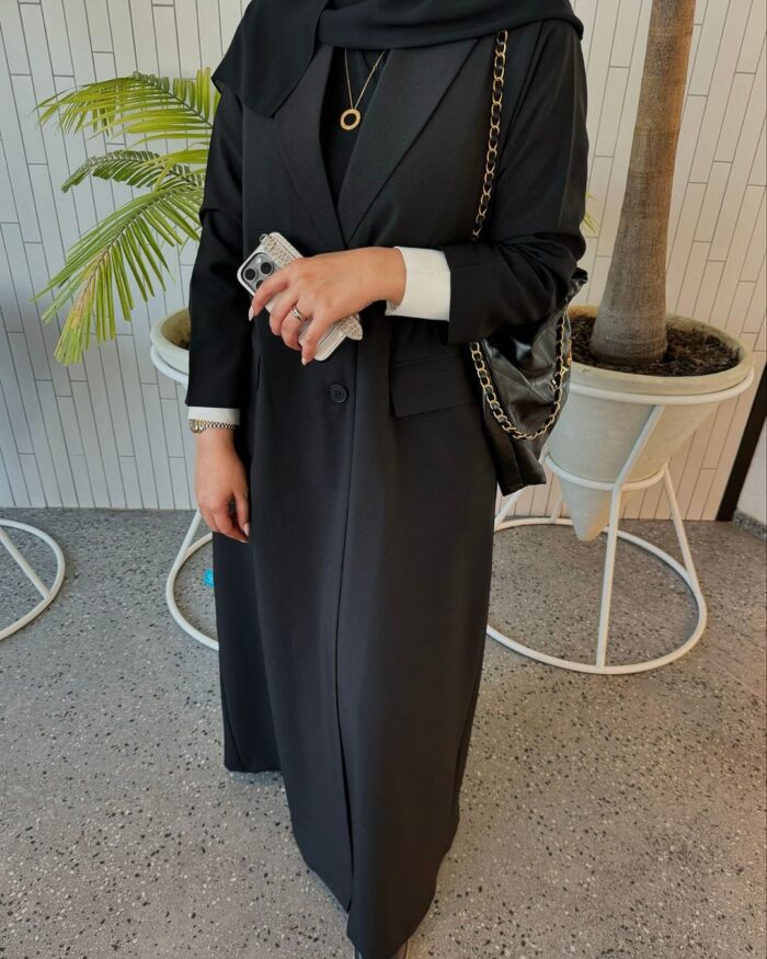 WhatsApp Image 2025-01-25 at 13.12.30 عبايه للدوامات ساده جيوب اماميه كم قلاب، قماش ملكي كريب