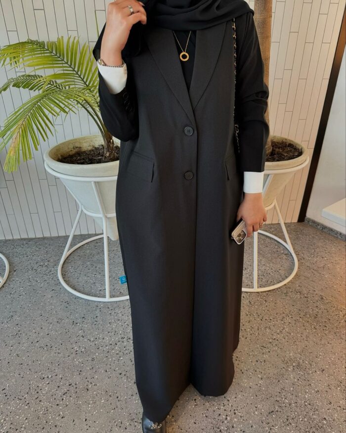 WhatsApp Image 2025-01-25 at 13.12.31 (1) عبايه للدوامات ساده جيوب اماميه كم قلاب، قماش ملكي كريب