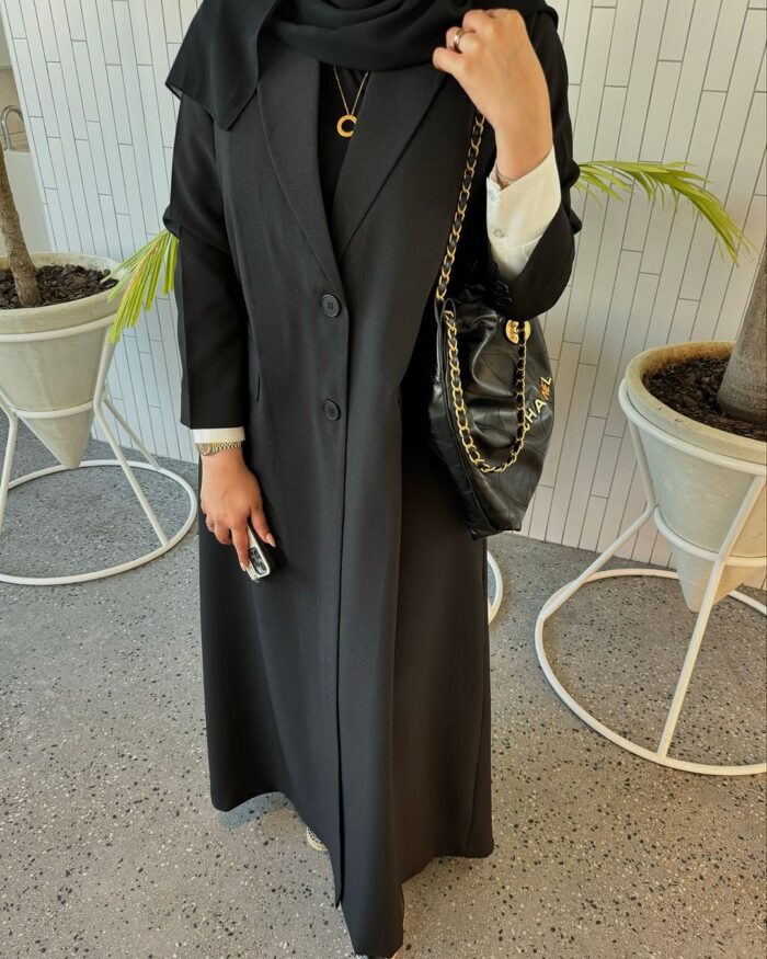 WhatsApp Image 2025-01-25 at 13.12.31 عبايه للدوامات ساده جيوب اماميه كم قلاب، قماش ملكي كريب