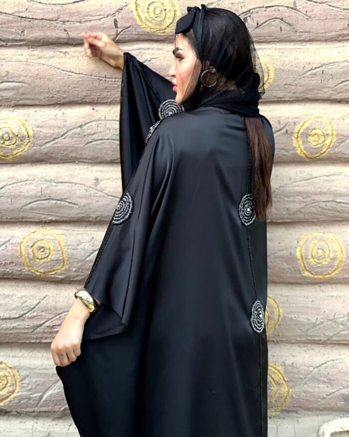عبايه بشت ملكي تطريز يدوي كلاسيك مناسبه للطلعه
