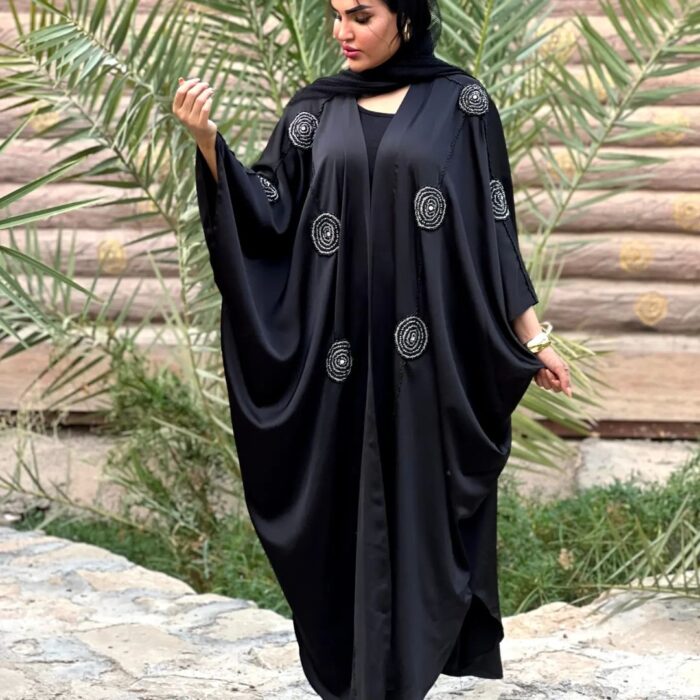 عبايه بشت ملكي تطريز يدوي كلاسيك مناسبه للطلعه