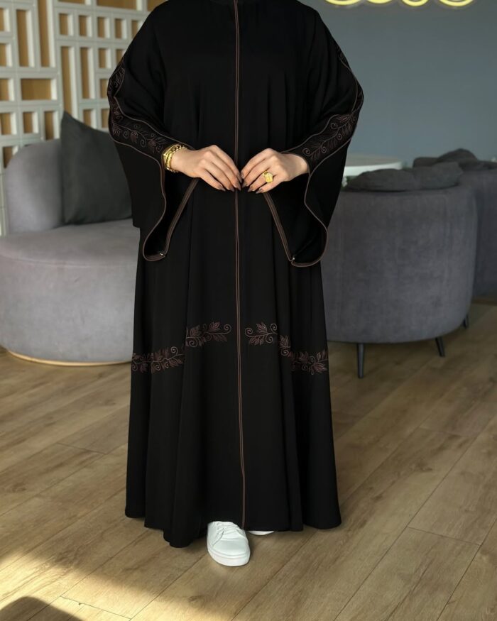 عبايه ملكي تطريز امام وخلف مكنيه كم مربع نص كلوش