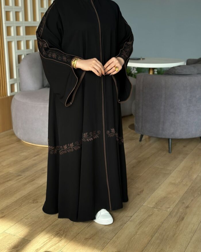 عبايه ملكي تطريز امام وخلف مكنيه كم مربع نص كلوش