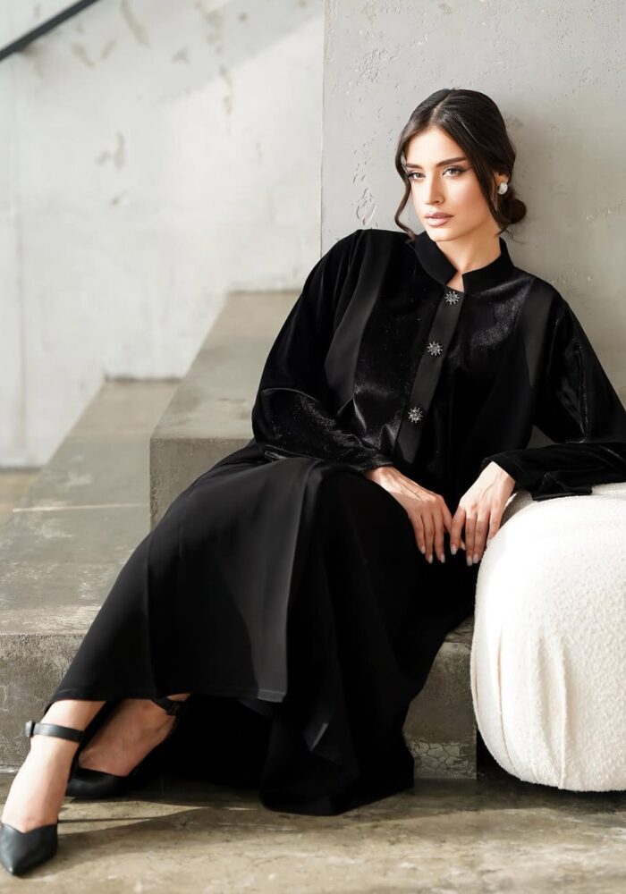 عبايه ملكي أنيقه شتويه فخمه تدخيل مخمل