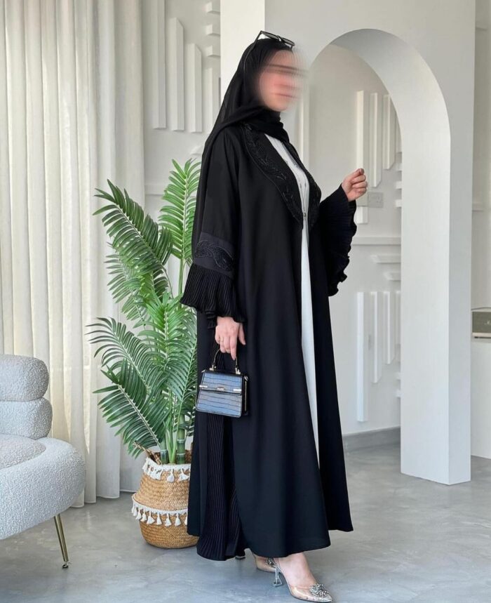 عبايه نص كلوش انيقه مطرزه قلاب وكم لف