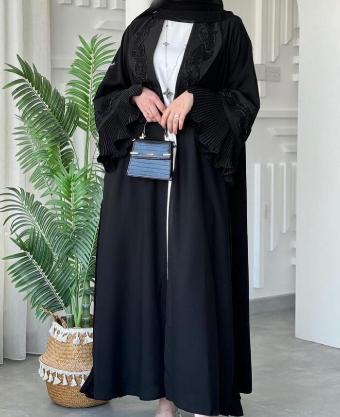 عبايه نص كلوش انيقه مطرزه قلاب وكم لف