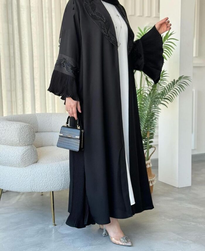 عبايه نص كلوش انيقه مطرزه قلاب وكم لف