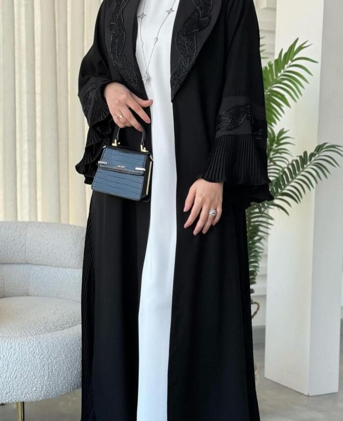 عبايه نص كلوش انيقه مطرزه قلاب وكم لف