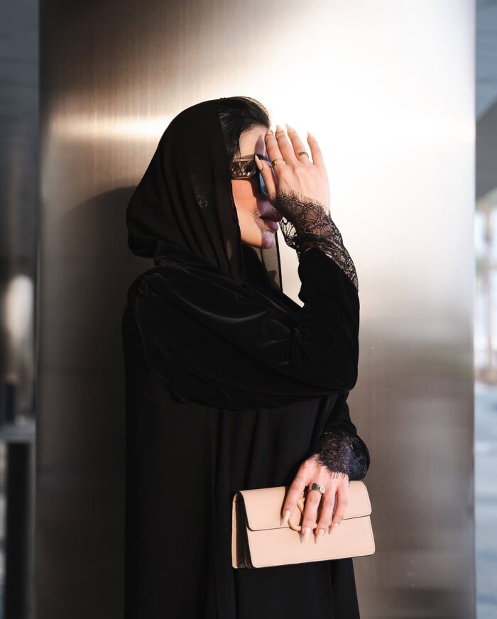 عبايه ملكي ساده نص كلوش كم مخمل تدخيل دنتيل القماش ملكي كريب