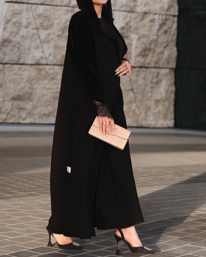 عبايه ملكي ساده نص كلوش كم مخمل تدخيل دنتيل القماش ملكي كريب