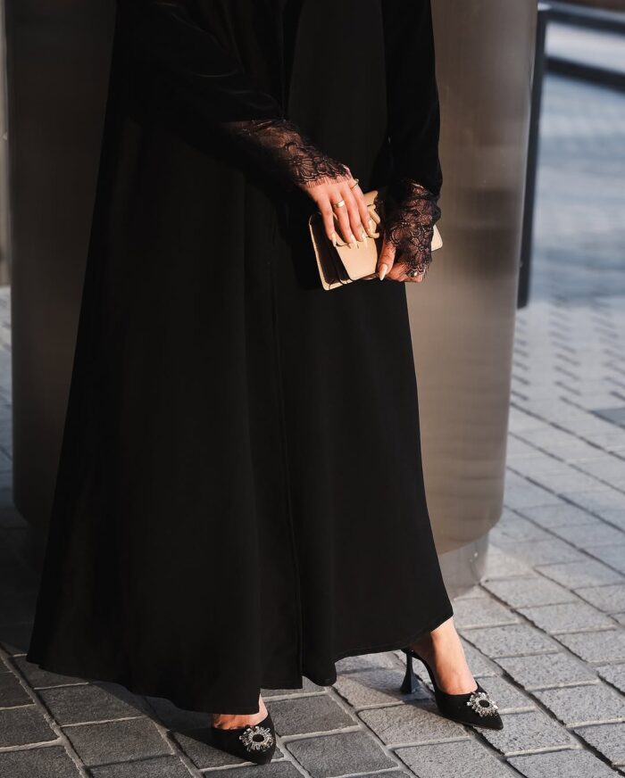 عبايه ملكي ساده نص كلوش كم مخمل تدخيل دنتيل القماش ملكي كريب