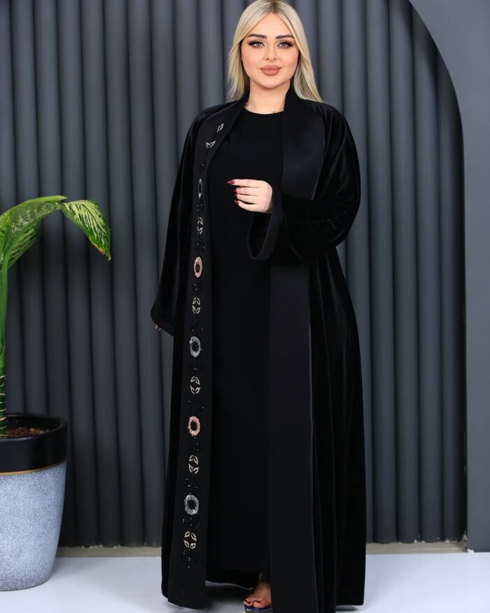 عبايه مخمل شتويه لف أنيقه للطلعه طقم كامل