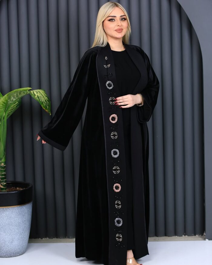 عبايه مخمل شتويه لف أنيقه للطلعه طقم كامل