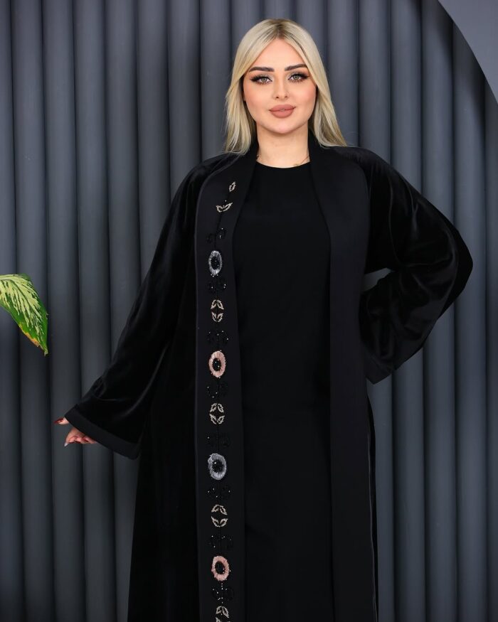 عبايه مخمل شتويه لف أنيقه للطلعه طقم كامل