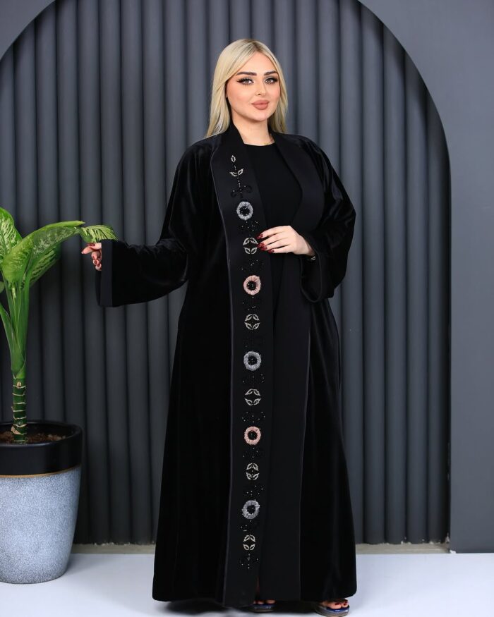 عبايه مخمل شتويه لف أنيقه للطلعه طقم كامل