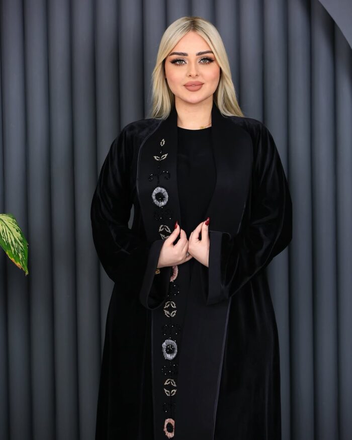 عبايه مخمل شتويه لف أنيقه للطلعه طقم كامل