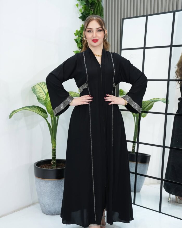 عبايه ملكي تطريز جوانب وكم فضي نص كلوش