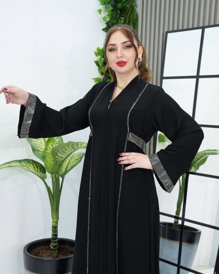 عبايه ملكي تطريز جوانب وكم فضي نص كلوش