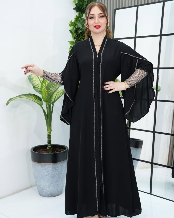 عبايه ملكي كلوش أنيقه كم كلوش تطريز فضي