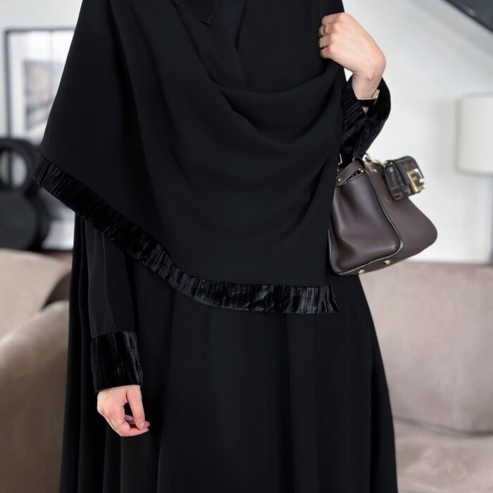 عبايه ملكي كلوش كامل كم مخمل مناسبه للطلعه