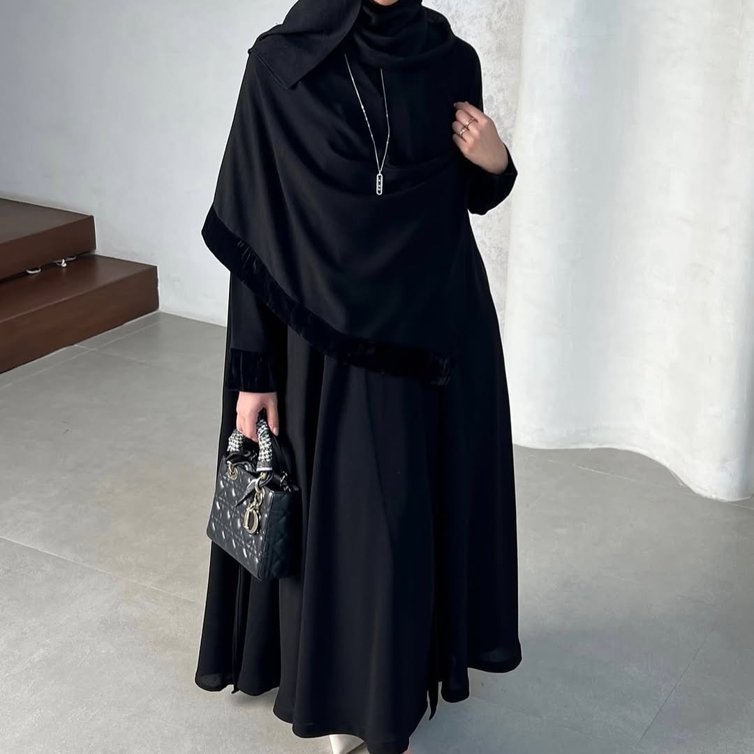 عبايه ملكي كلوش كامل كم مخمل مناسبه للطلعه