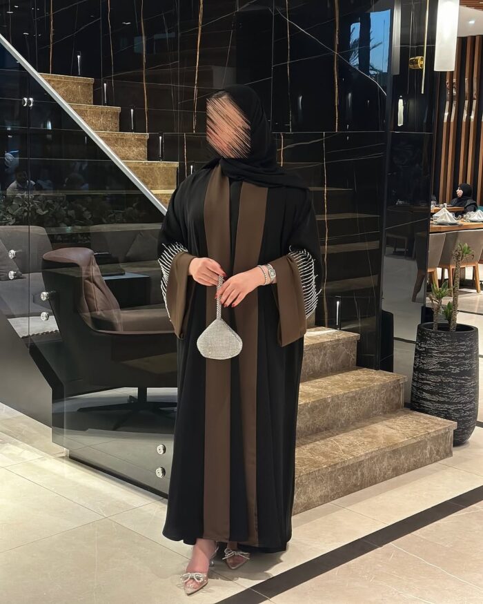 عبايه ملكي تطريز كم فضي نص كلوش قماش ملكي