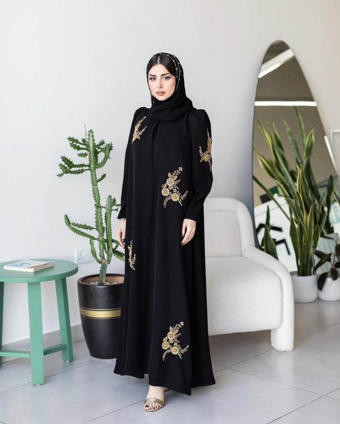 عبايه العيد ملكيه نص كلوش تطريز ذهبي كتف كسرات