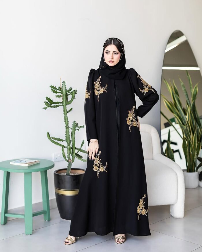 عبايه العيد ملكيه نص كلوش تطريز ذهبي كتف كسرات