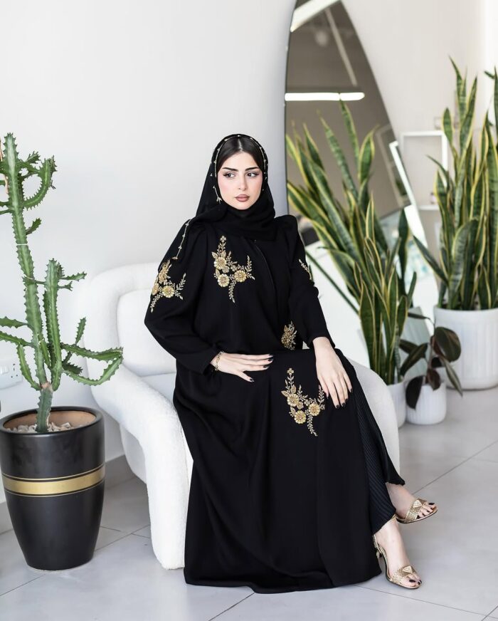 عبايه العيد ملكيه نص كلوش تطريز ذهبي كتف كسرات