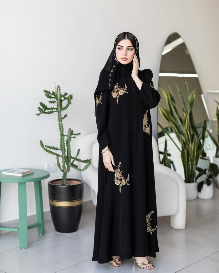 عبايه العيد ملكيه نص كلوش تطريز ذهبي كتف كسرات