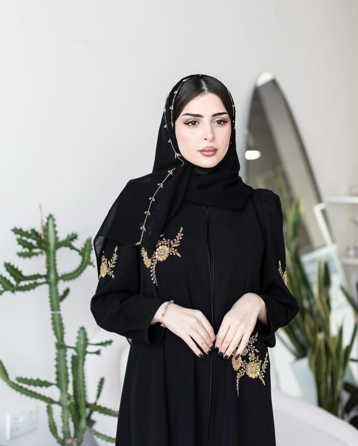 عبايه العيد ملكيه نص كلوش تطريز ذهبي كتف كسرات