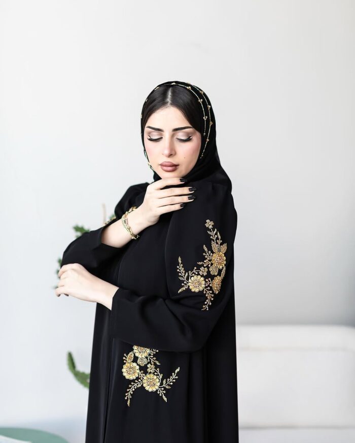 عبايه العيد ملكيه نص كلوش تطريز ذهبي كتف كسرات