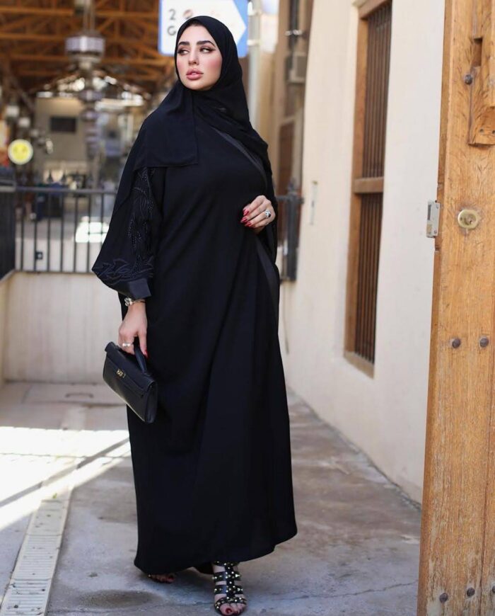 عبايه ملكي بشت لف تطريز كمبيوتر  مناسبه للمنقبه