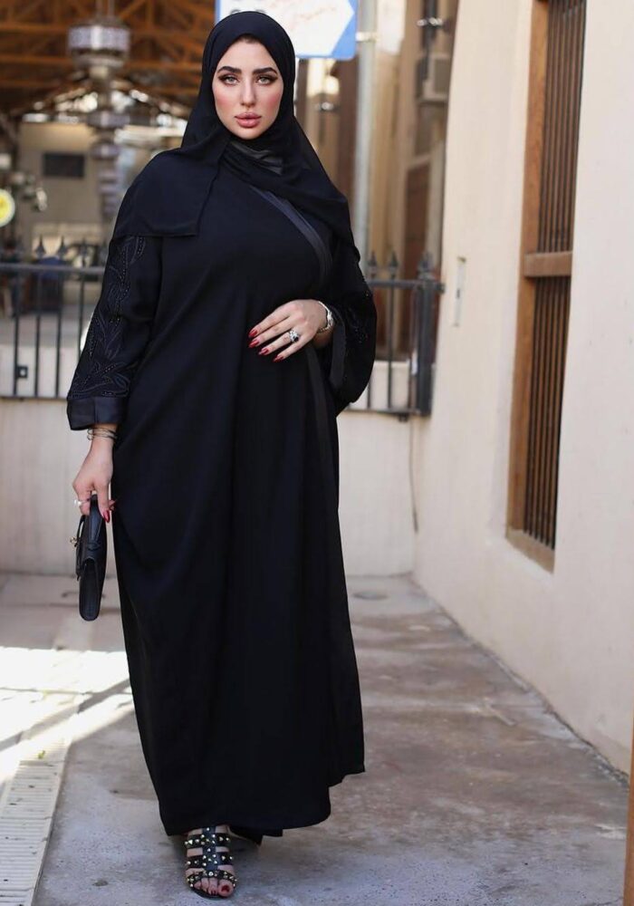 عبايه ملكي بشت لف تطريز كمبيوتر  مناسبه للمنقبه