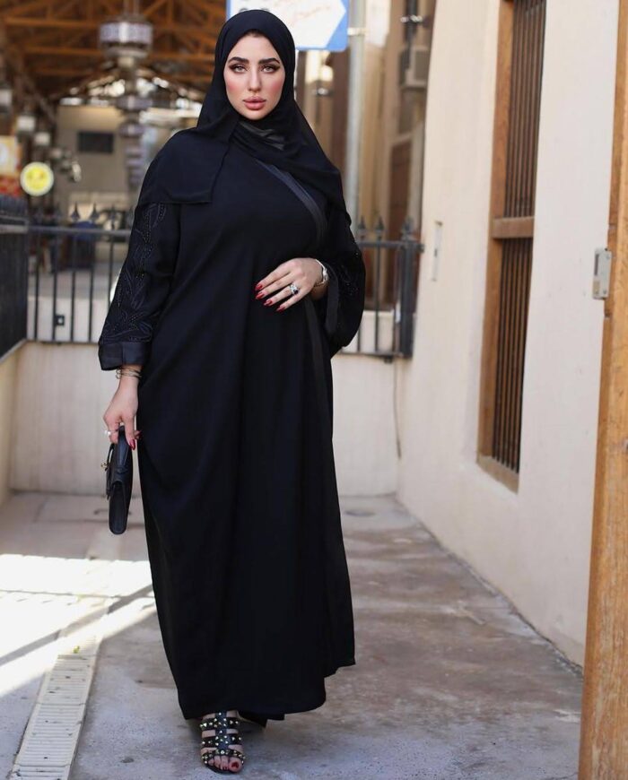 عبايه ملكي بشت لف تطريز كمبيوتر  مناسبه للمنقبه