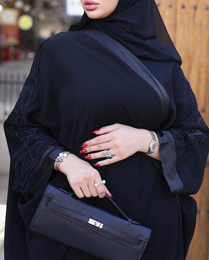 عبايه ملكي بشت لف تطريز كمبيوتر  مناسبه للمنقبه